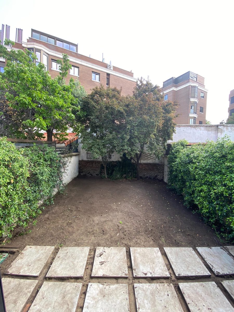 El mismo patio antes: losas asentadas sobre tierra desnuda