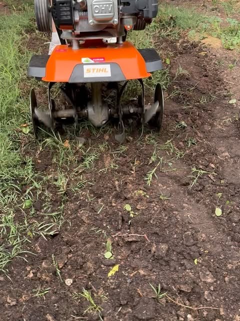 Motoazada preparando y nivelando el terreno antes de plantar